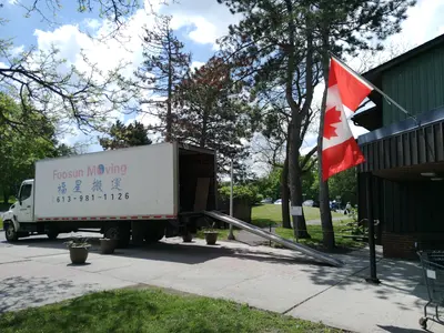 a-large-moving-truck-of-foosun-moving-ottawa-parking-in-front-of-a-Ottawa-single-house